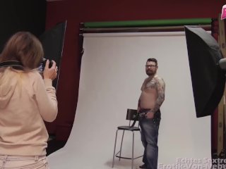 Junge Brünette mit kleinem Arsch wird geil beim Shooting und fickt Model