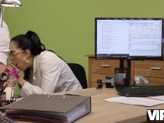VIP4K. La morena Elis Dark le da el coño al agente para comprar