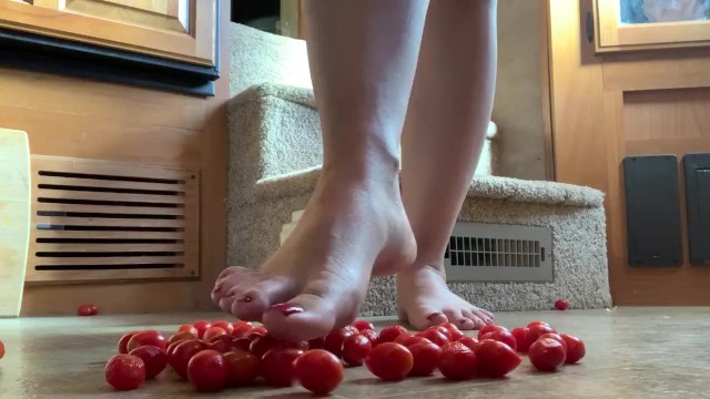 Сексуальная крошка с фут-фетишем давит помидоры ногами