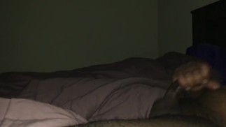 DL Guy se branle sur du porno gay à côté de sa copine