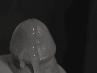 Gros_plan d'une éjaculation au ralenti avec une_grosse bite bien dure