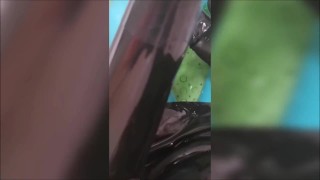 Usando látex en una bañera con limo