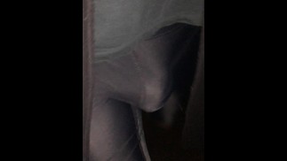 Ходьба с ОГРОМНОЙ ВЫПУКЛОСТЬЮ на публике в обтягивающих шортах из спандекса