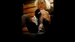 Kouření cigarety o samotě.