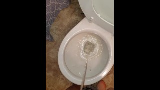 Desespero Em Pé Mijar Em Toliet Como Um Menino