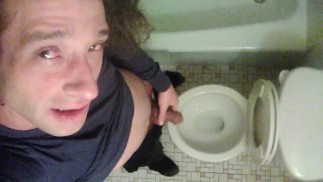 Morgendliches Pre-Sperma-Auslaufen im Badezimmer