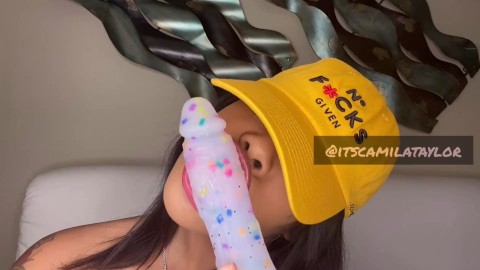 Camila Taylor sembra carina mentre succhia il dildo di coriandoli