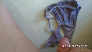 Никки Монтеро мастурбирует и кончает на трусики, чтобы отправить клиенту