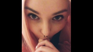 Goth Whore z różowymi włosami ssie twojego penisa
