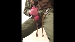 Soldaat in Vietnam helikopter crew gear laat zijn lading vrij