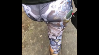 Esposa ver através de leggings em público andando calcinha visível