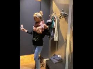 Screen Capture of Video Titled: Heimlich in Kaufhaus Umkleidekabine die Muschi zum Orgasmus gefingert
