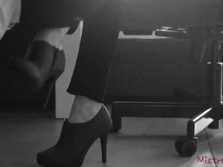 Женская жена облизывает свои туфли и ноги - Госпожа Ким