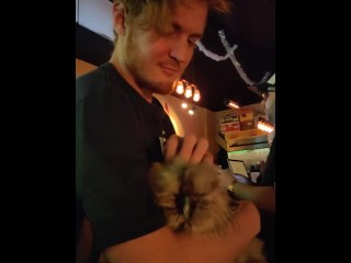 Рыжий медленно поглаживает красивый член