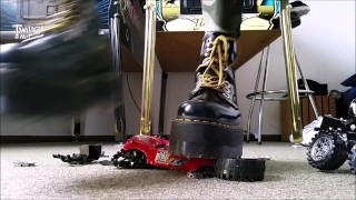 Esmagamento de carro de brinquedo com botas Max Doc Martens Jadon (Trailer)