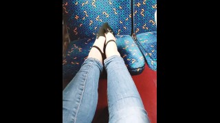  brinca com os pés no trem. Fetiche por pés em público