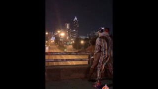 Baiser dehors dans le centre-ville d’Atlanta