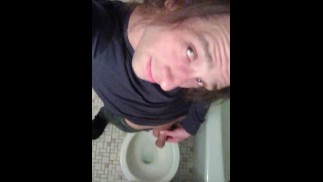 POV, der im Badezimmer steht und darauf wartet, zu urinieren