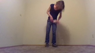 Обнаженная трансгёрл стоит на коленях в джинсах | Самостоятельная фотография Позирование