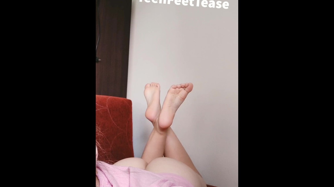 Espiando a Mi Compañera De Cuarto Caliente Jugando Con Pies  