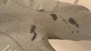 Indossando pantaloni della tuta grigi mentre mi masturbo e sborro 