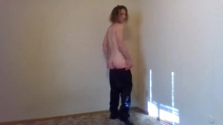 Обнаженная трансгёрл в одних спортивных штанах | Самостоятельная фотография Позирование