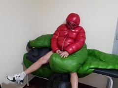 Punheta e gozada no ing bag down