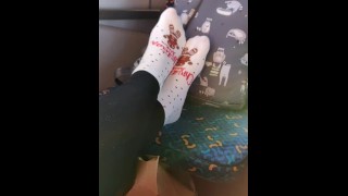 Calcetines y pies se burlan en el tren