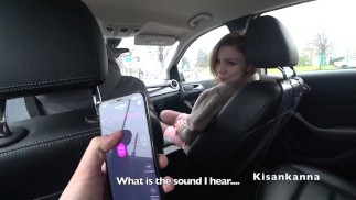 Sie bekam einen Orgasmus in einem Taxi, und dann bekam sie einen Schwanz in den Mund!