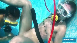 两个火辣的女同性恋在泳池里玩假阳具