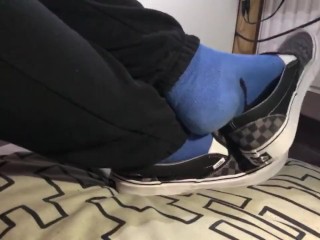 Мужская обувь в слипонах Vans и синих носках Puma