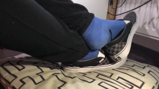 Mannelijke schoenspel in Vans Slip ons en blauwe poesjessokken