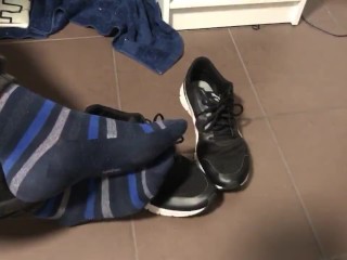 Juego De Zapatos Masculino En Calcetines a Rayas y Diferentes Zapatillas De Deporte y Viendo Una Película