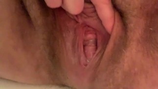 толстушки просто играют со сливочной свободной пиздой и твердым маленьким розовым клитором