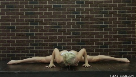 Hot teen babe does gymnastics naked Dora Tornaszkova