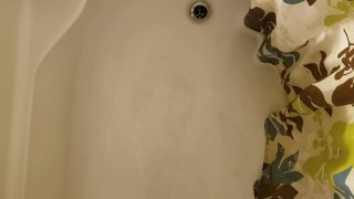Guy fa pipì sotto la doccia mentre è ancora in castità