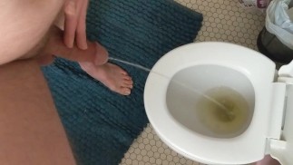 在热手淫后用半硬的鸡巴挣扎着小便