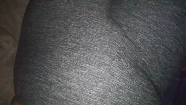 Кончаю в серых штанах для йоги