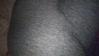 Cumming in pantaloni da yoga grigi