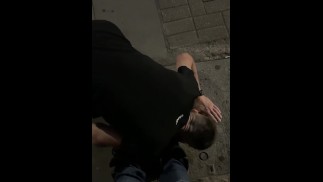 Публичное поклонение кожаным сапогам и облизывание моего мальчика в публичном предварительном просмотре