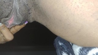 Vagabunda de joelhos se masturbando (orgasmo intenso)