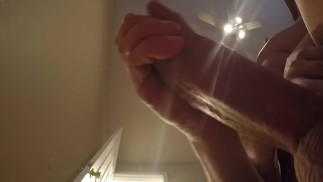 Стон и поглаживание огромного члена