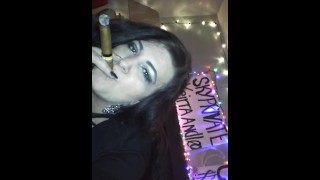 Puta de grandes tetas fumando cigarro chupando polla en webcam