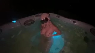 性感的 滑雪 兔子 在 户外 按摩浴缸 很烂 公鸡