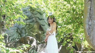 绿水映山万叶青，粉唇滴浆一线白