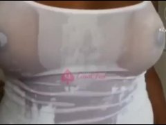 Sra Feet de blusinha branca molhada e sem sutiã se exibindo