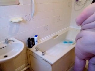 SSBBW ATTEMPTS TO TAKE A BATH, CAN SHE FIT?