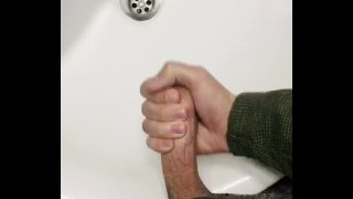 Snelle cumshot op gymtoilet