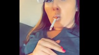 Hot chica de cámara fuma mientras se frota las tetas