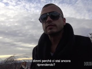 HUNT4K. La ragazza civettuola Jenifer Red con un bel piercing